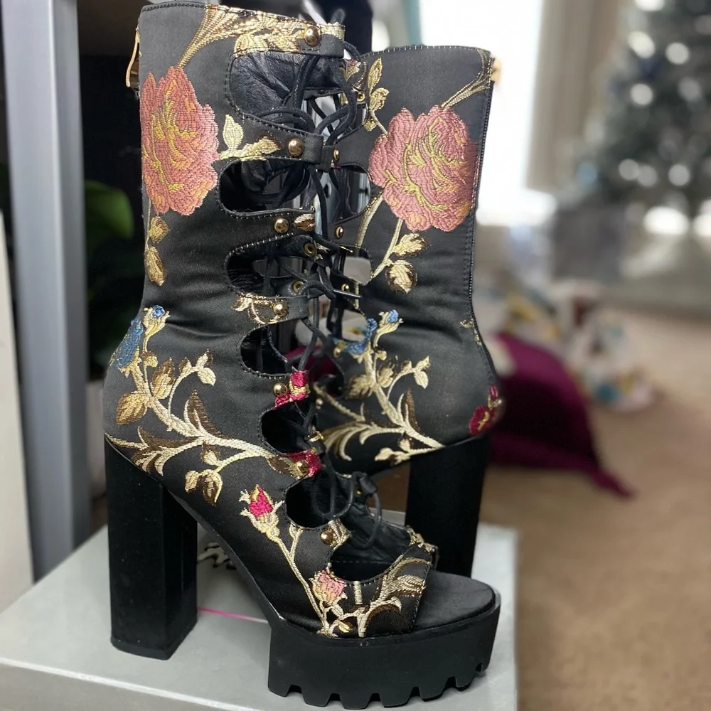 Flower Embodied Block Heel - Picture 3 of 5